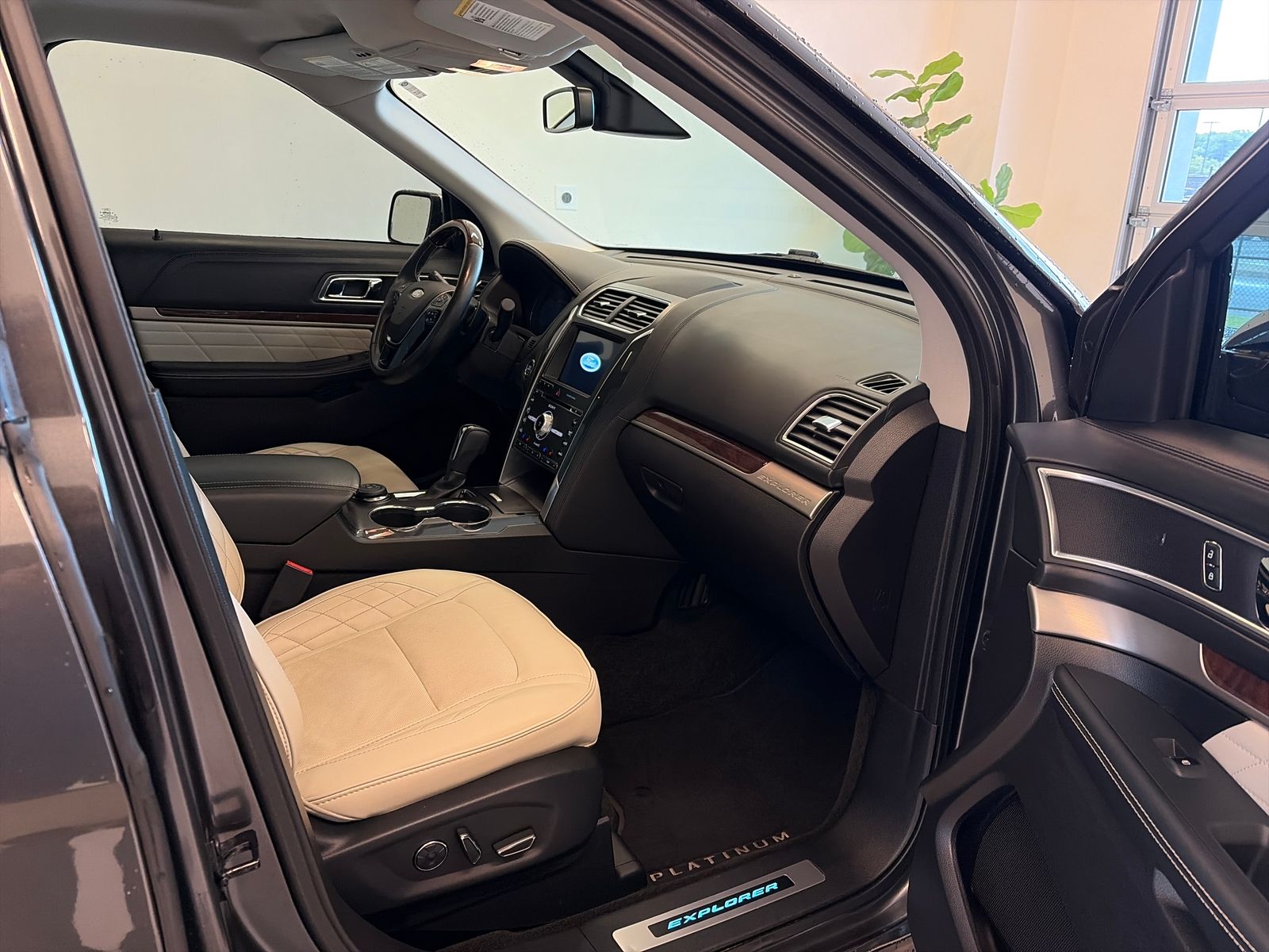 Used 2017 Ford Explorer - photo 7