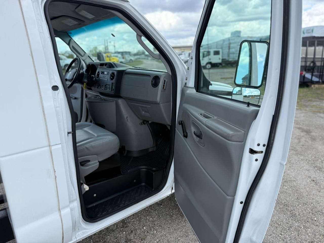 Used 2011 Ford E-450 - photo 28