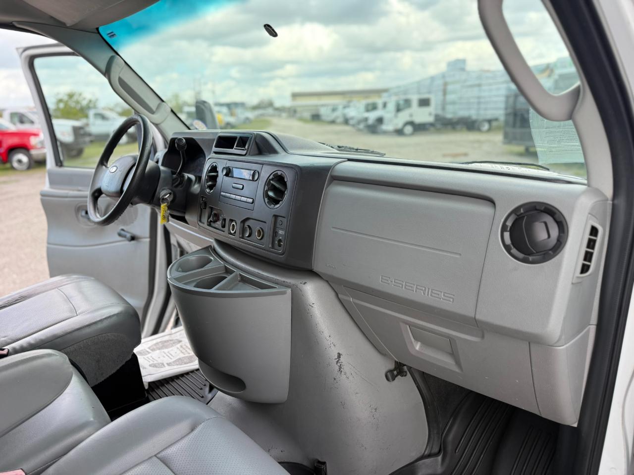 Used 2011 Ford E-450 - photo 29