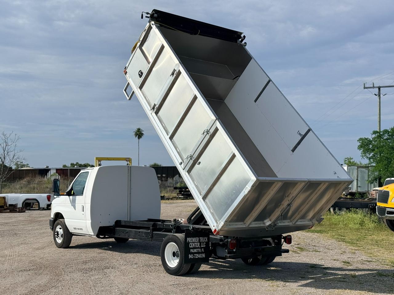 Used 2011 Ford E-450 - photo 7