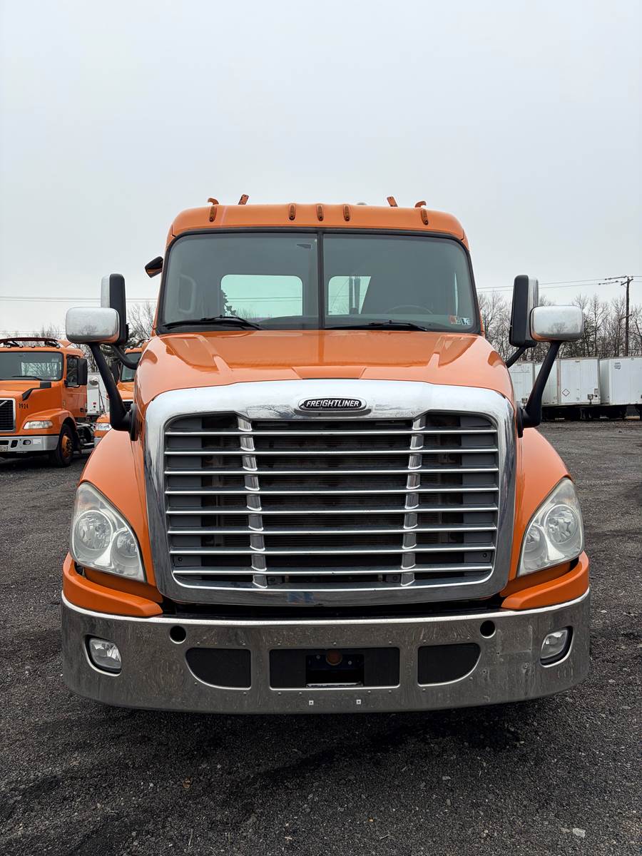 Used 2012 Freightliner Cascadia - photo 9