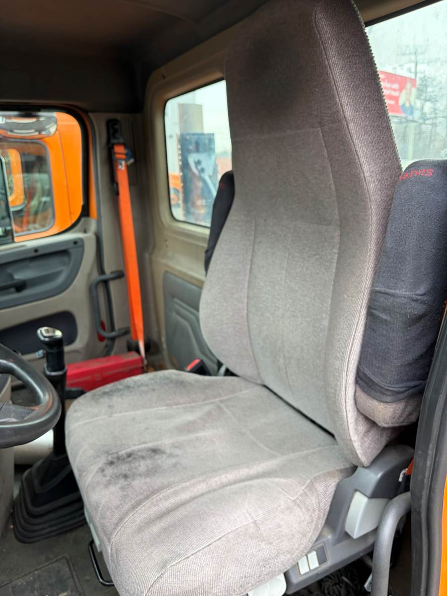Used 2012 Freightliner Cascadia - photo 10