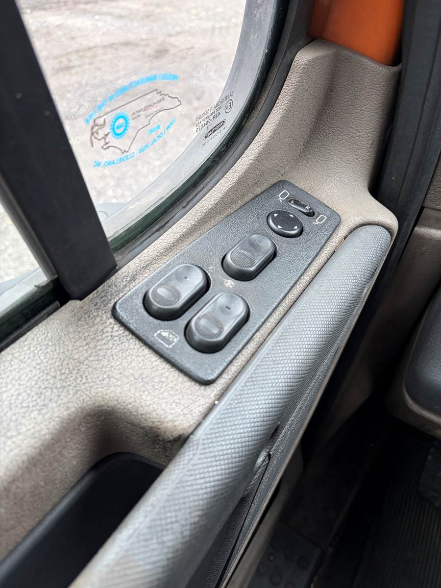 Used 2012 Freightliner Cascadia - photo 11