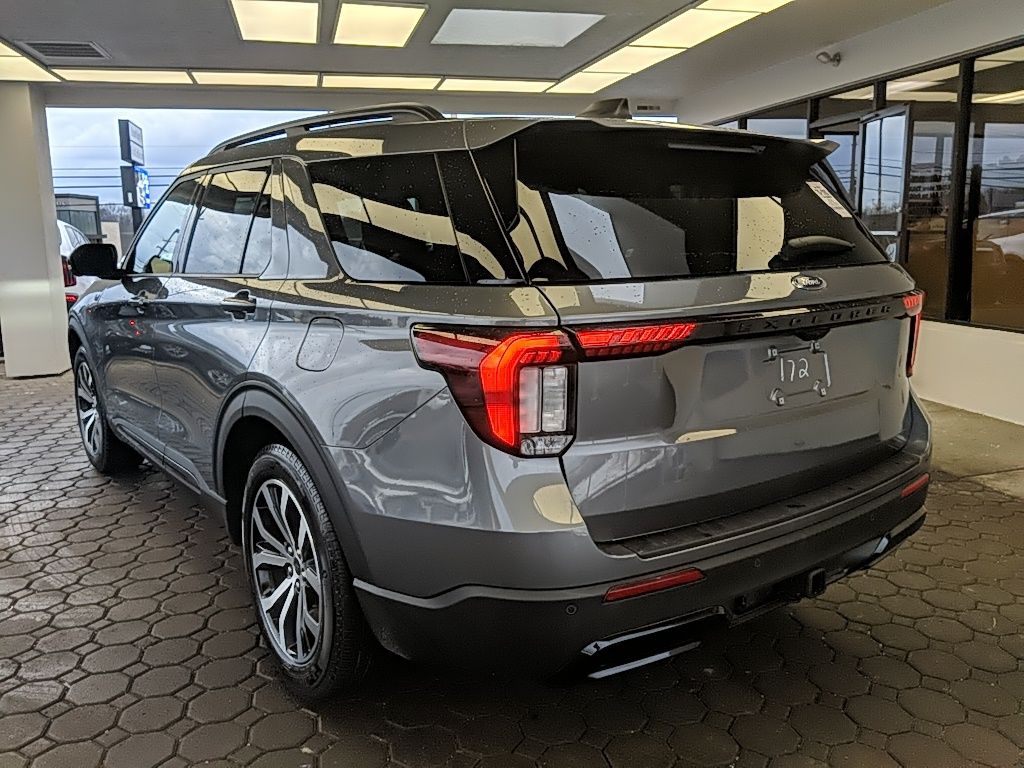 Used 2025 Ford Explorer - photo 2