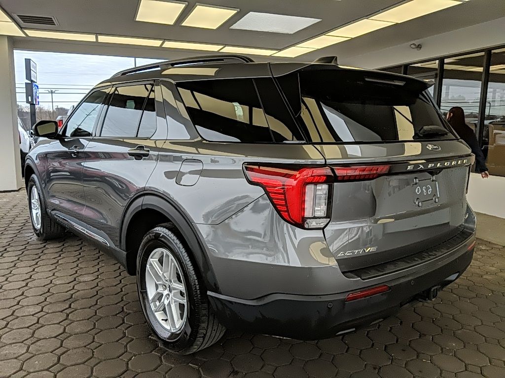 Used 2025 Ford Explorer - photo 2