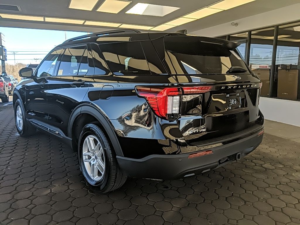 Used 2025 Ford Explorer - photo 2