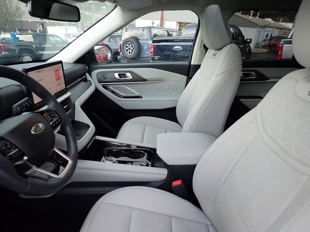 Used 2025 Ford Explorer - photo 18