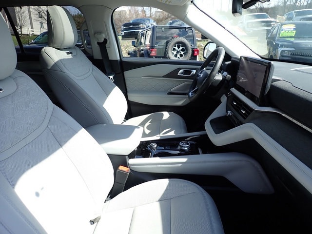Used 2025 Ford Explorer - photo 13
