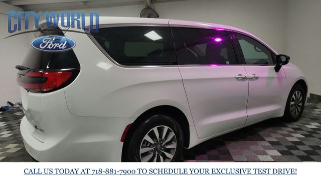 Used 2024 Chrysler Pacifica Select Minivan - photo 2