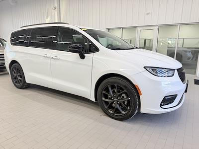 Used 2024 Chrysler Pacifica - photo 1