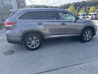 Used 2019 Toyota Highlander XLE for sale #F122T25C - photo 2
