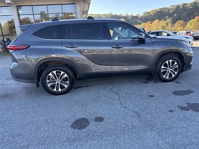 Used 2022 Toyota Highlander XLE for sale #F4T26A - photo 2
