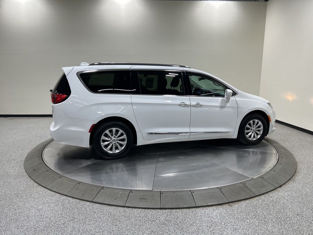 Used 2018 Chrysler Pacifica - photo 10