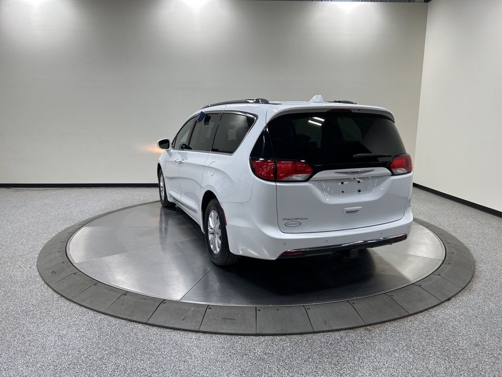 Used 2018 Chrysler Pacifica - photo 2