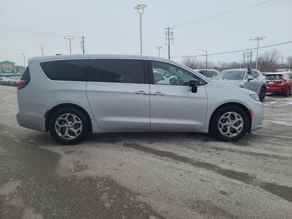 Used 2024 Chrysler Pacifica - photo 9