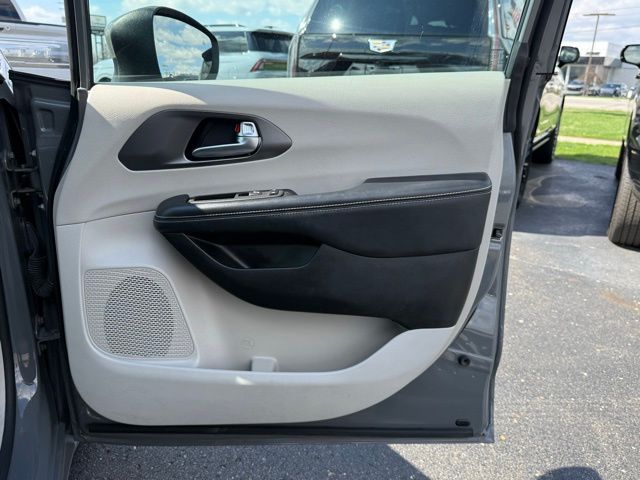 Used 2023 Chrysler Pacifica - photo 16