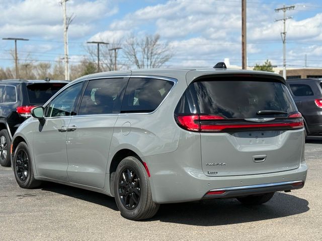 Used 2023 Chrysler Pacifica - photo 2