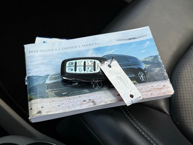 Used 2023 Chrysler Pacifica - photo 9