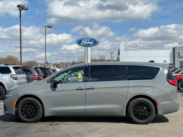 Used 2023 Chrysler Pacifica - photo 43