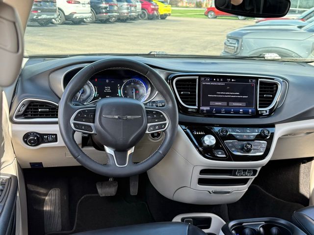 Used 2023 Chrysler Pacifica - photo 10