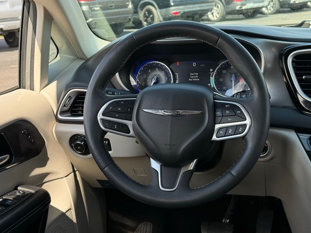 Used 2023 Chrysler Pacifica - photo 11