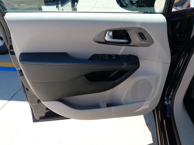 Used 2024 Chrysler Pacifica - photo 17