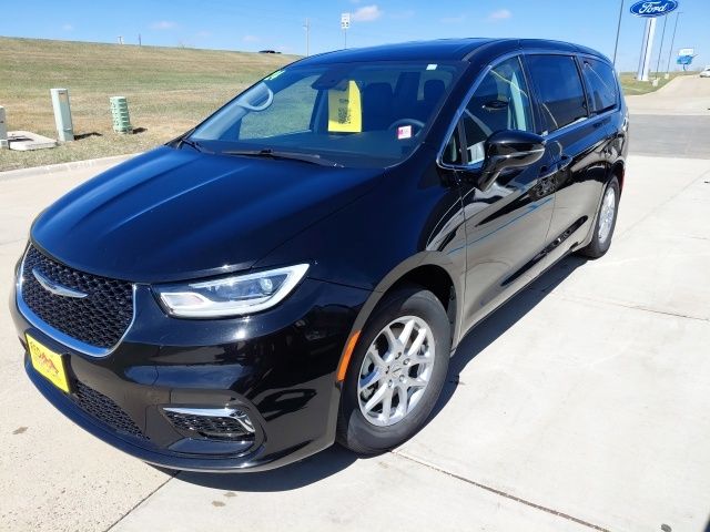 Used 2024 Chrysler Pacifica - photo 10