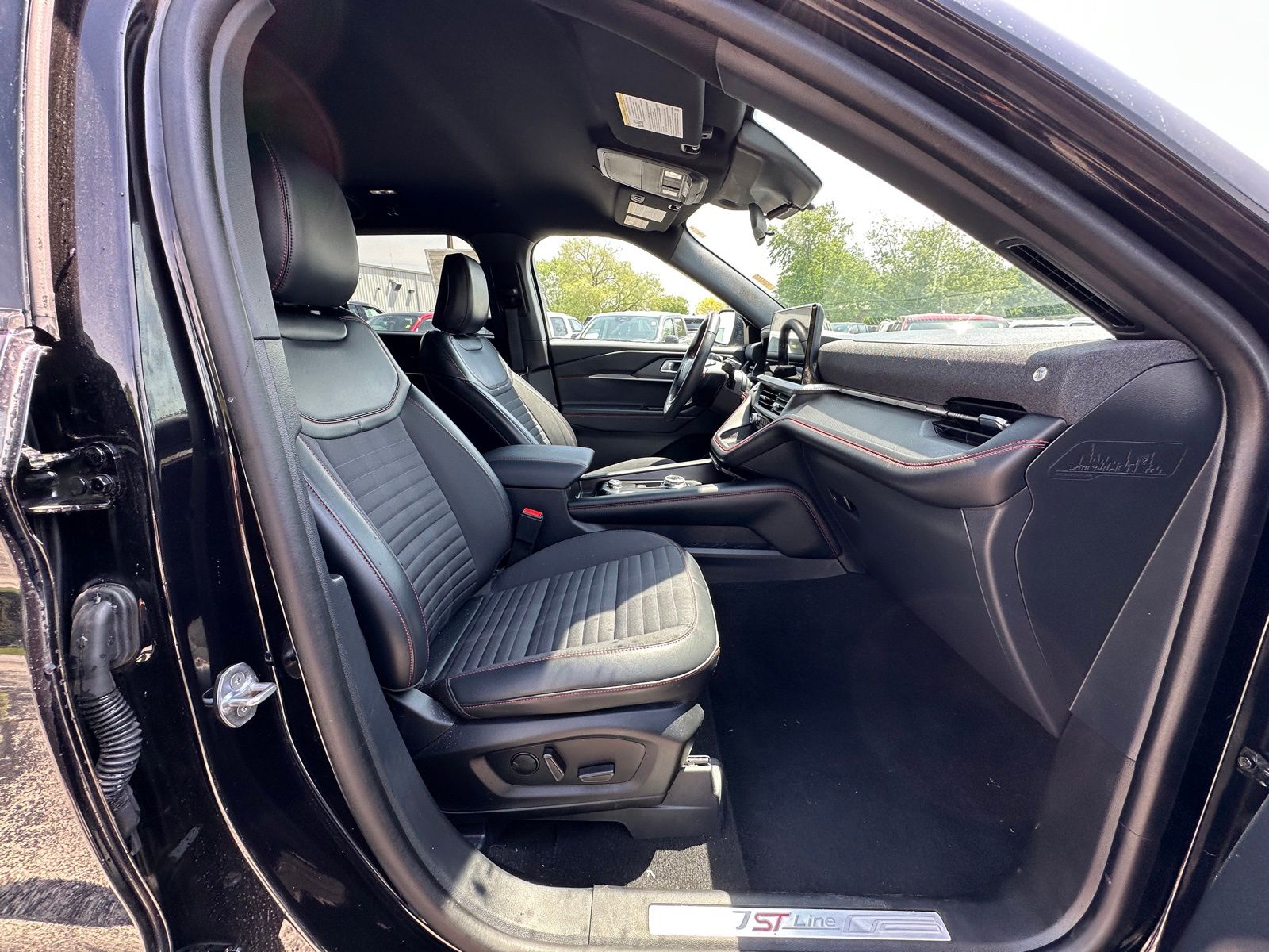 Used 2025 Ford Explorer - photo 36
