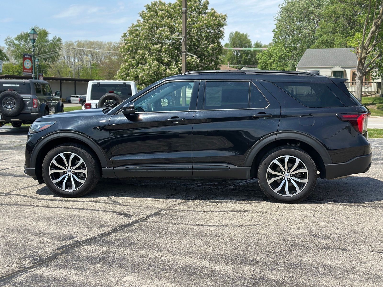 Used 2025 Ford Explorer - photo 8
