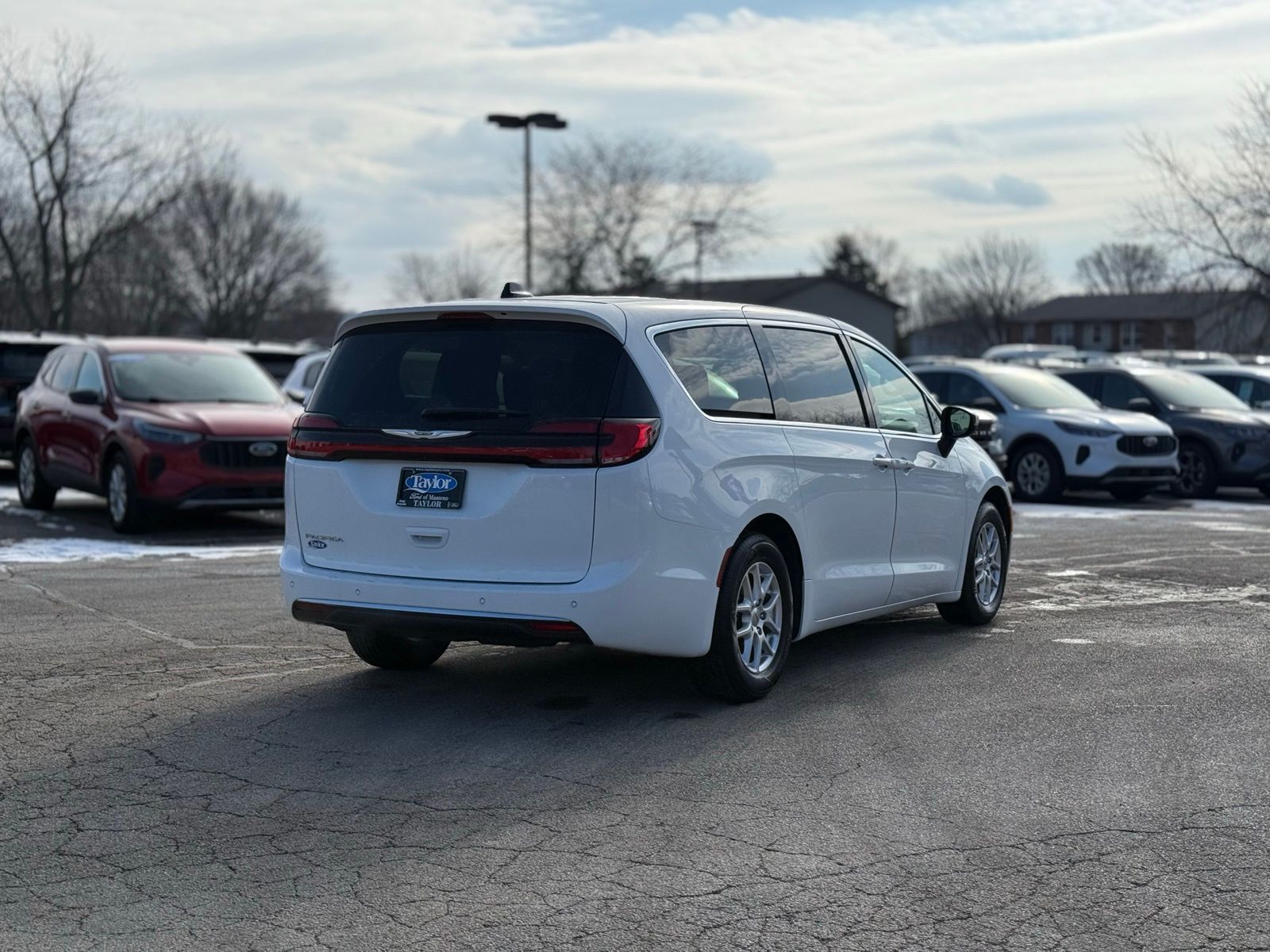 Used 2023 Chrysler Pacifica Touring L Minivan - photo 2