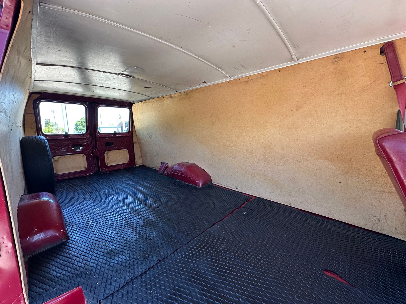 Used 1991 Ford E-150 - photo 32