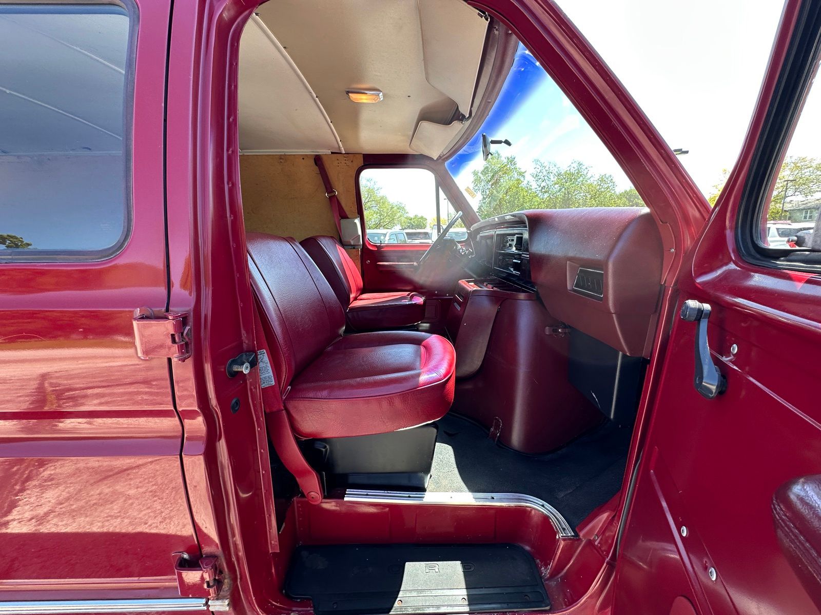 Used 1991 Ford E-150 - photo 34