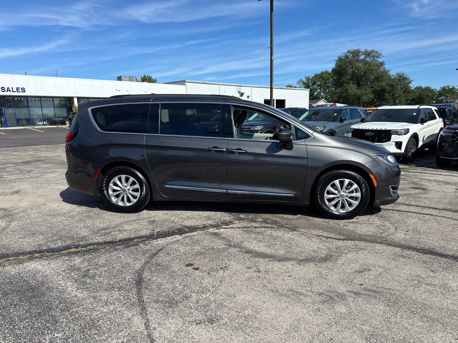 Used 2017 Chrysler Pacifica - photo 2