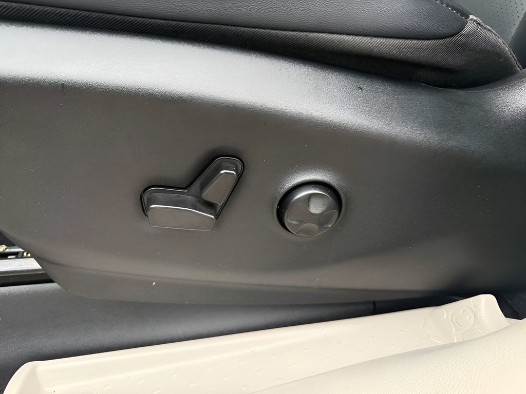 Used 2024 Chrysler Pacifica - photo 12