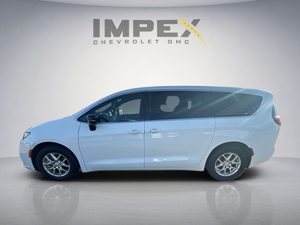 Used 2025 Chrysler Pacifica - photo 2