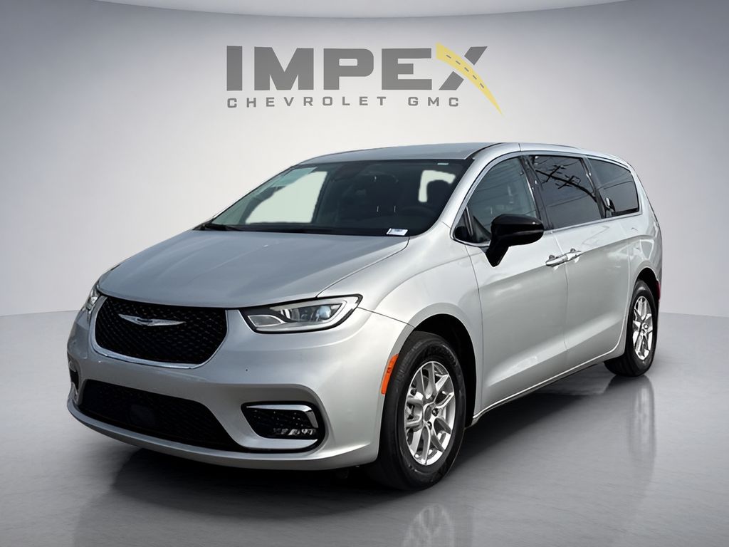 Used 2024 Chrysler Pacifica - photo 1