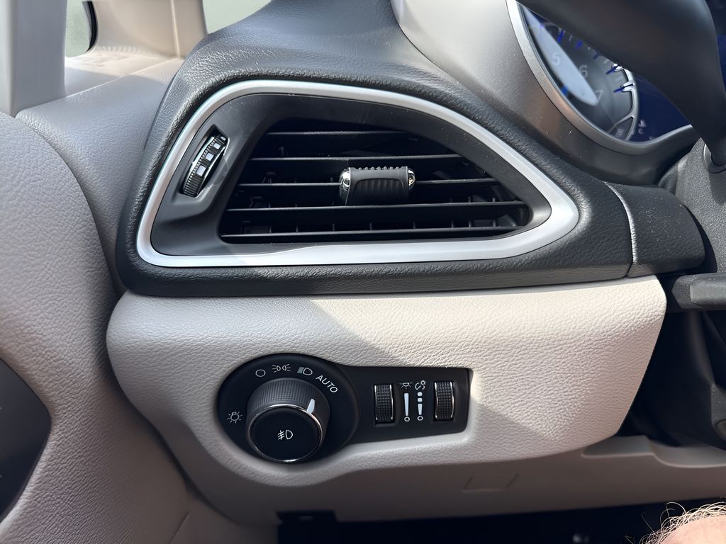 Used 2024 Chrysler Pacifica - photo 25