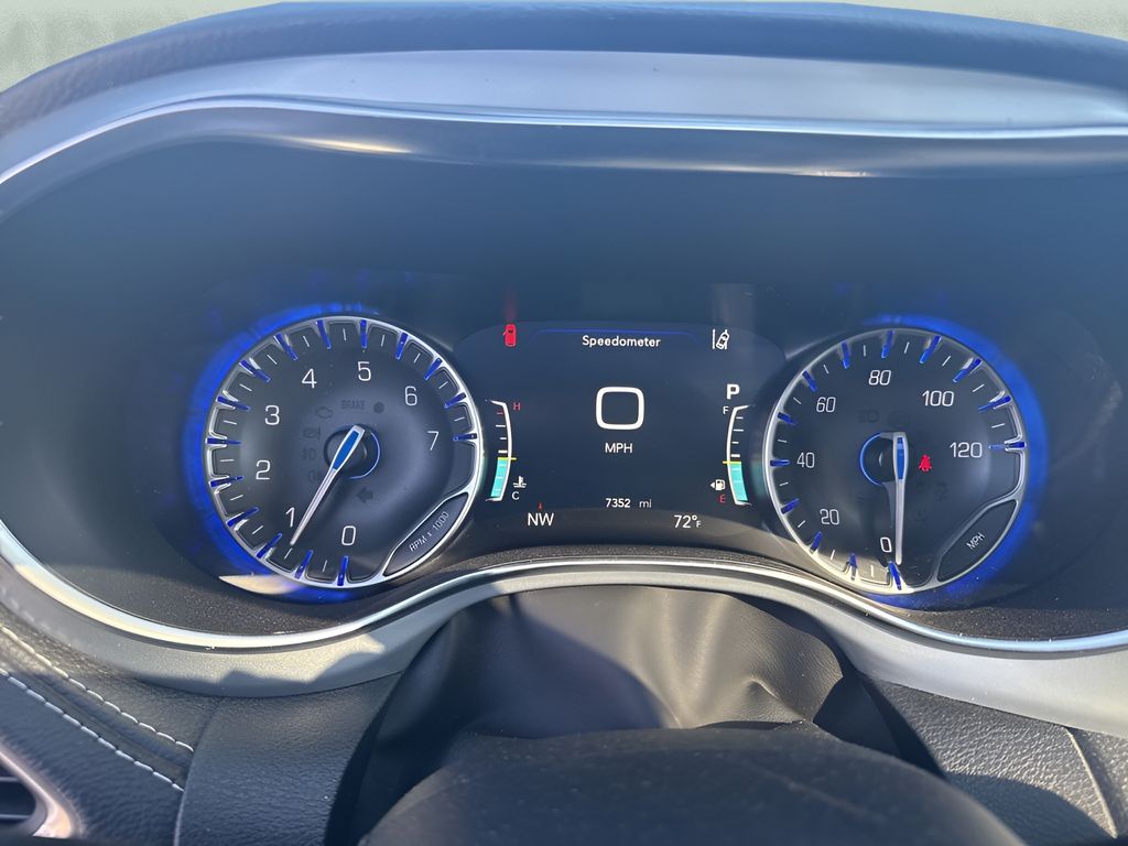 Used 2026 Chrysler Pacifica - photo 12