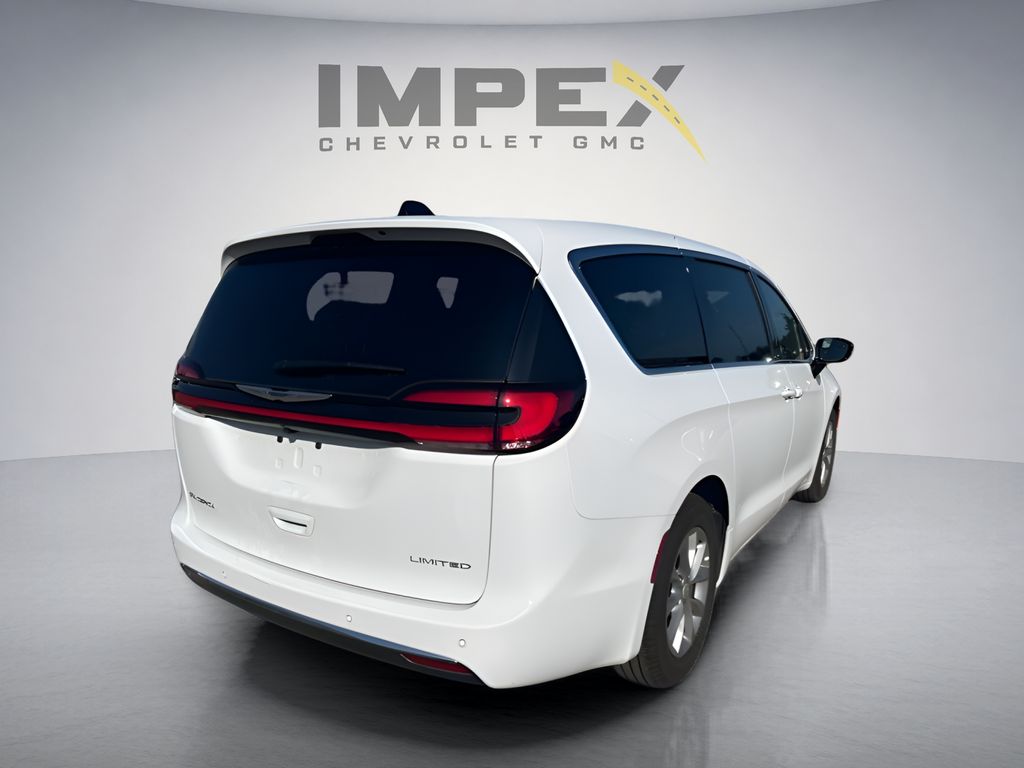 Used 2026 Chrysler Pacifica - photo 6