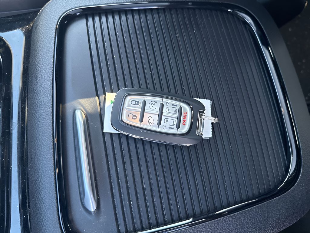 Used 2026 Chrysler Pacifica - photo 11