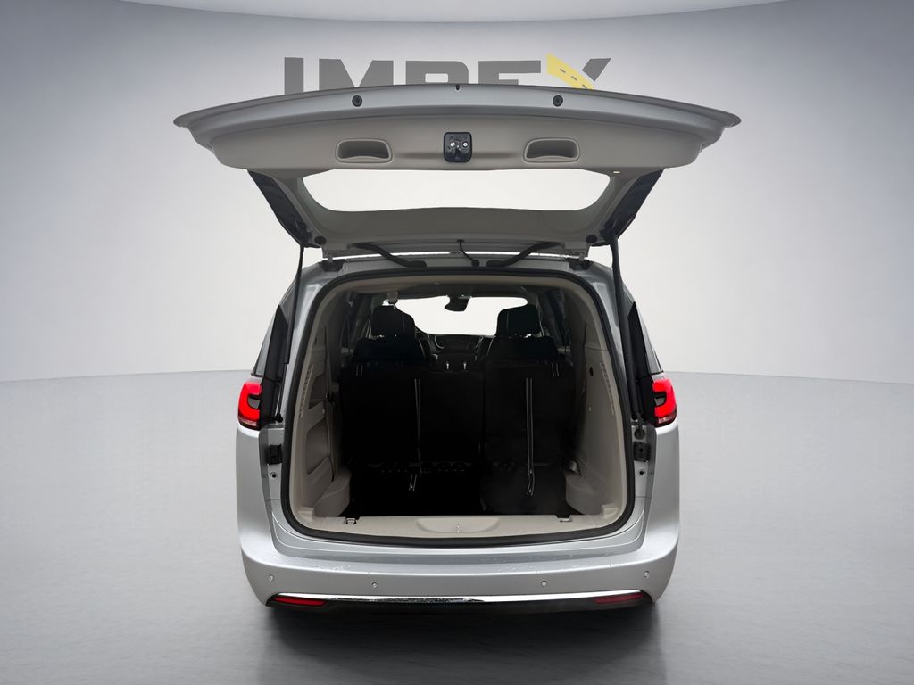 Used 2024 Chrysler Pacifica - photo 1