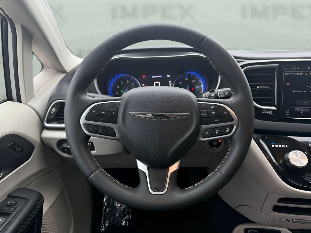 Used 2024 Chrysler Pacifica - photo 2