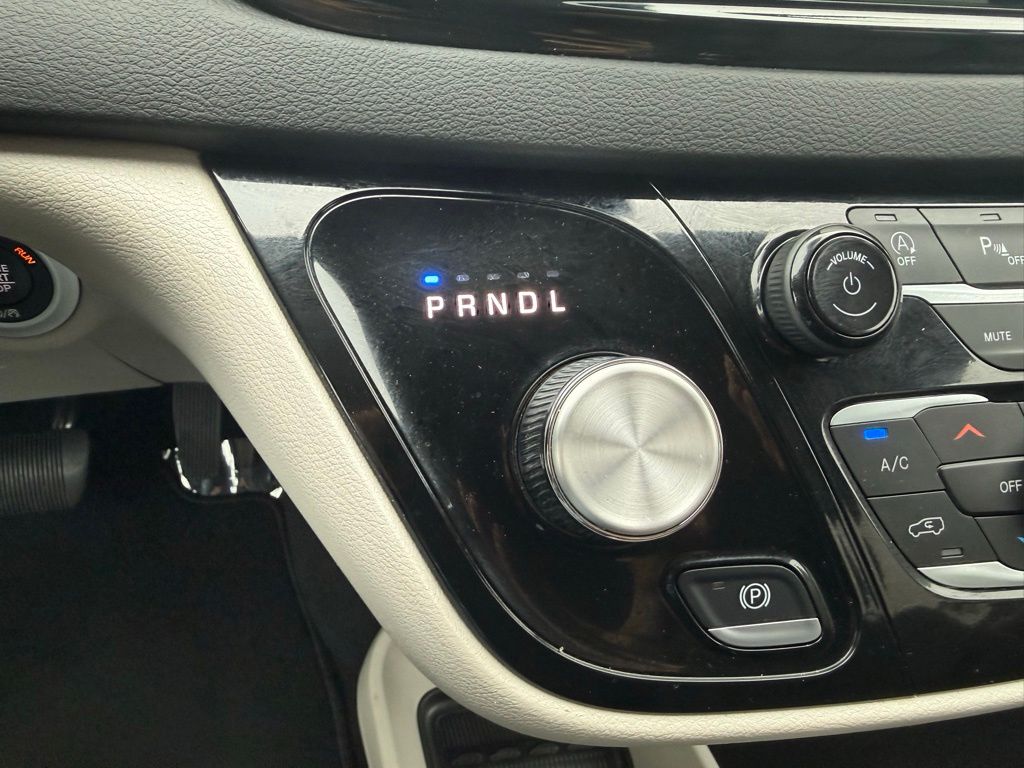Used 2024 Chrysler Pacifica - photo 10