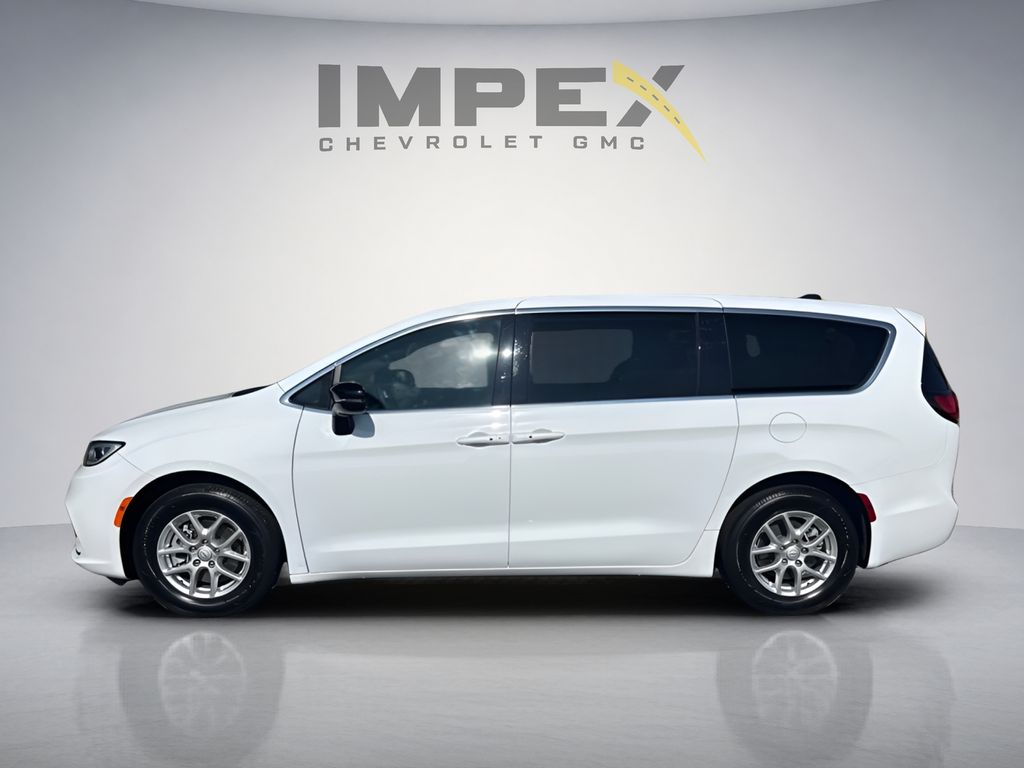 Used 2025 Chrysler Pacifica - photo 2