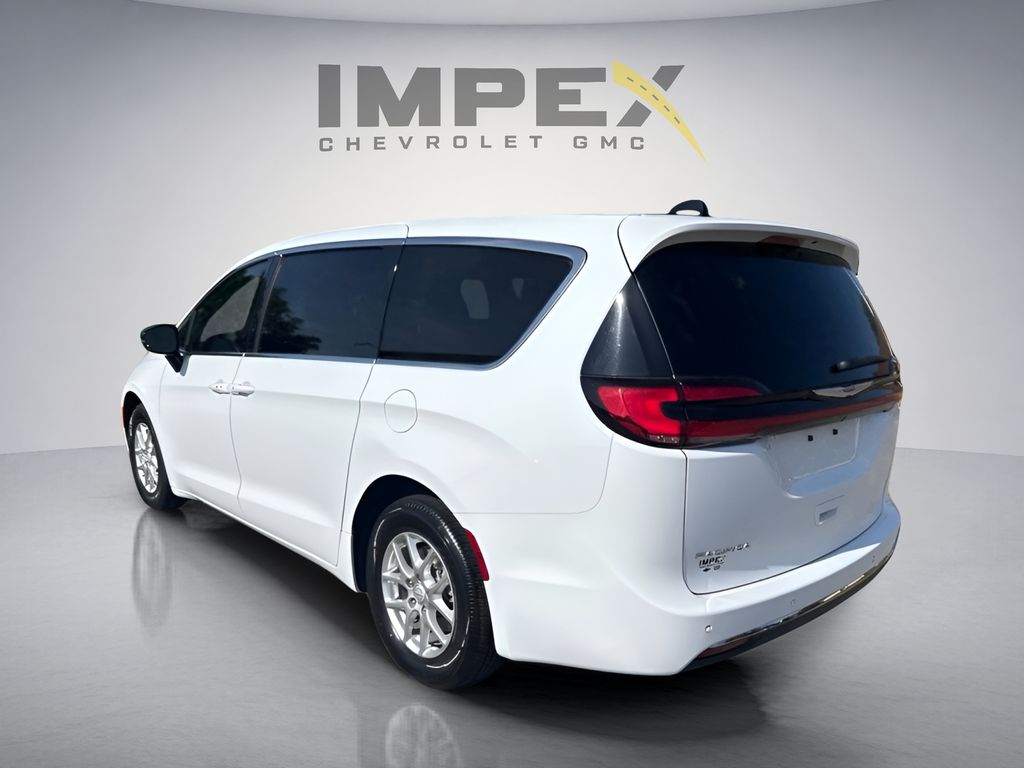 Used 2025 Chrysler Pacifica - photo 2