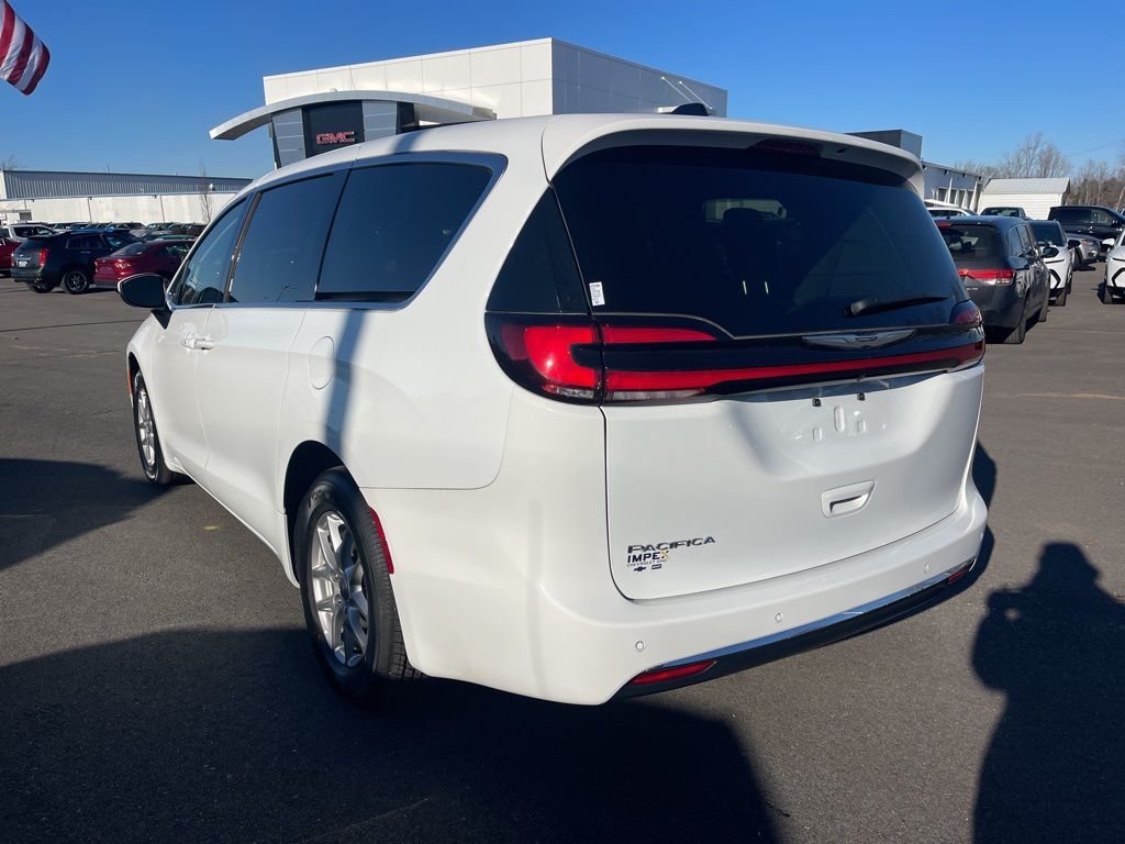 Used 2023 Chrysler Pacifica Touring L Minivan - photo 2
