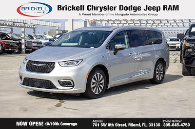 Used 2023 Chrysler Pacifica - photo 1