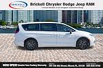 Used 2024 Chrysler Pacifica Select Minivan thumbnail 4