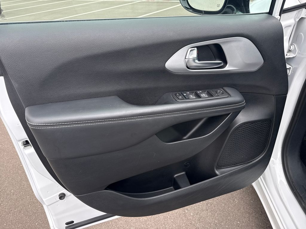 Used 2024 Chrysler Pacifica - photo 13