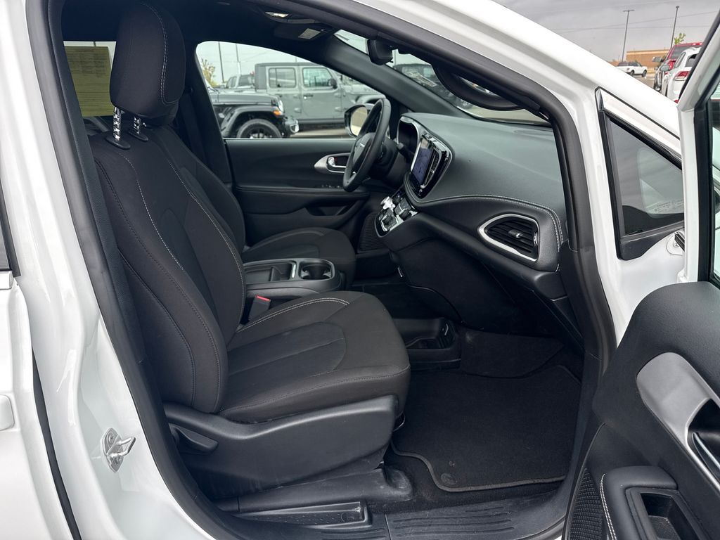 Used 2024 Chrysler Pacifica - photo 30